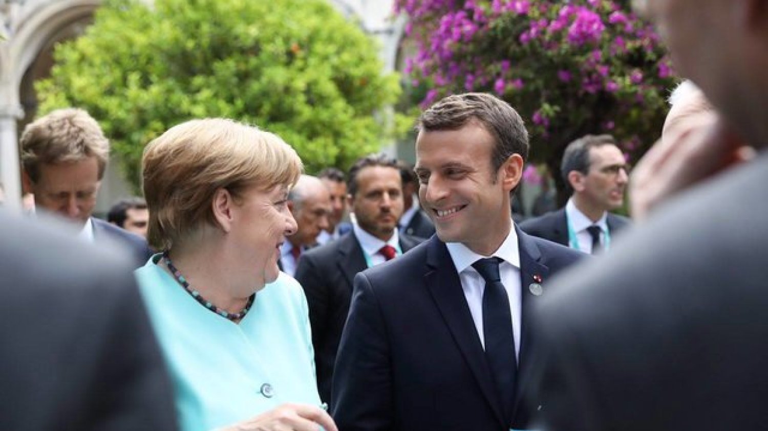 Najpierw szczera rozmowa, a jak nie poskutkuje widelec w czułe miejsce - nowa finezyjna strategia Macrona i Merkel. Uzgodniona.