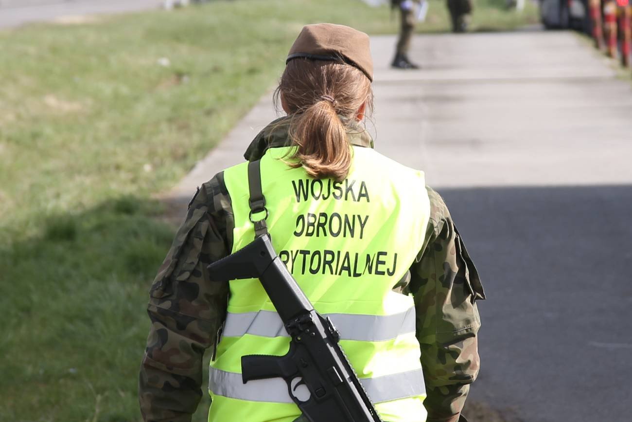 Członkini Wojsk Obrony Terytorialnej odradziła szczepienia mężczyźnie, który przyszedł do mobilnego punktu. Członkini Wojsk Obrony Terytorialnej odradziła szczepienia mężczyźnie, który przyszedł do mobilnego punktu.