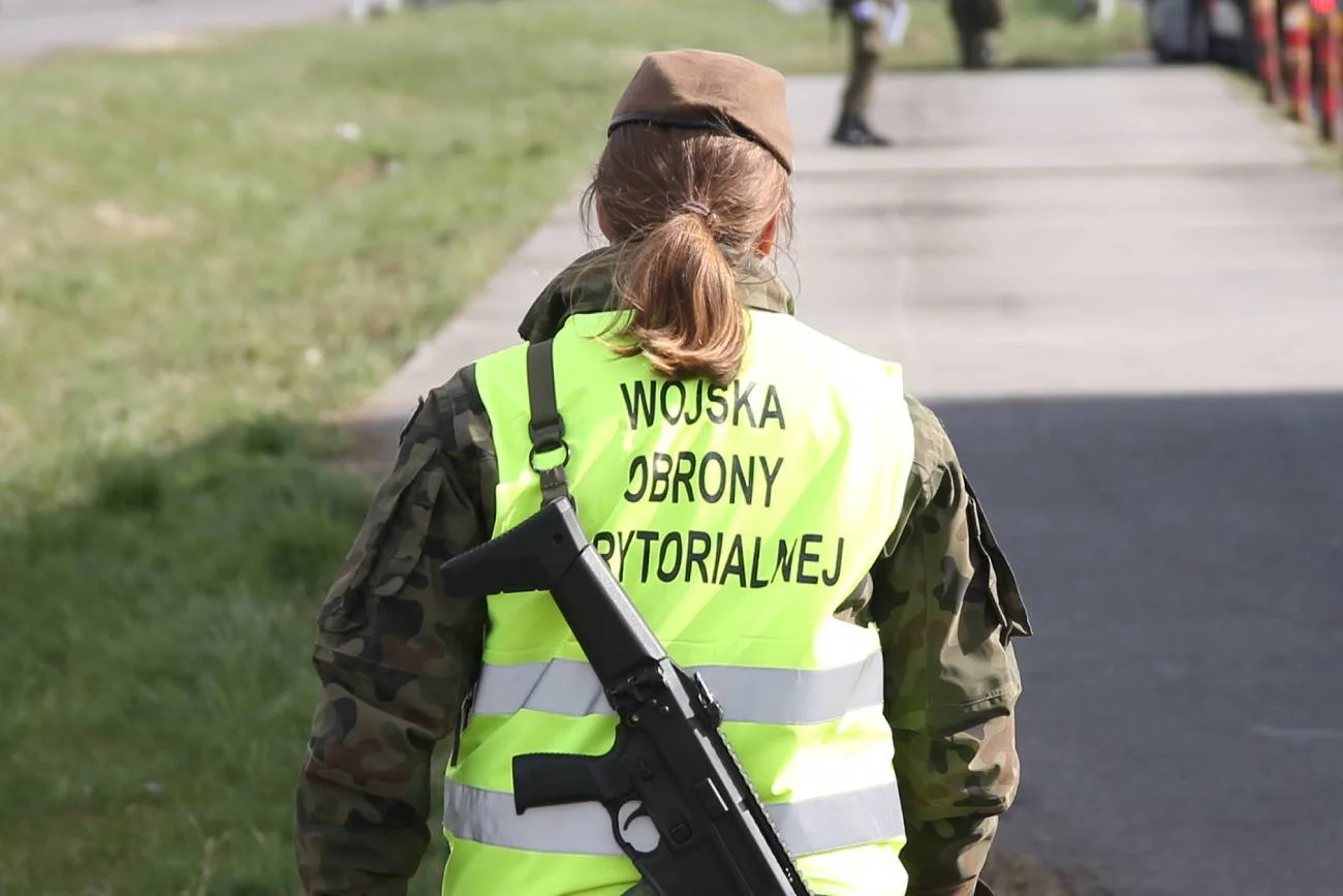 Członkini Wojsk Obrony Terytorialnej odradziła szczepienia mężczyźnie, który przyszedł do mobilnego punktu.