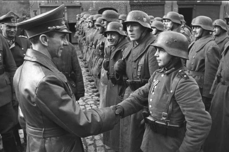 Spadkobierczyni praw do "Dzienników" Goebbelsa domaga się tantiem za użycie cytatów.