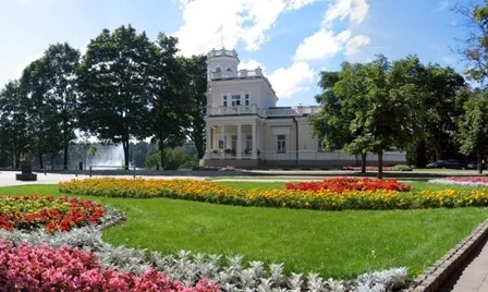 "Biały pałacyk" czyli Willa Kiersnowskich, to siedziba Muzeum Miejskiego.
