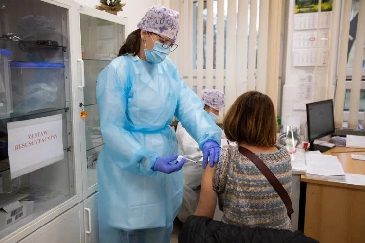 Do Polski dotrze o 1,1 miliona szczepionek mniej niż planowano. Do Polski dotrze o 1,1 miliona szczepionek mniej niż planowano.