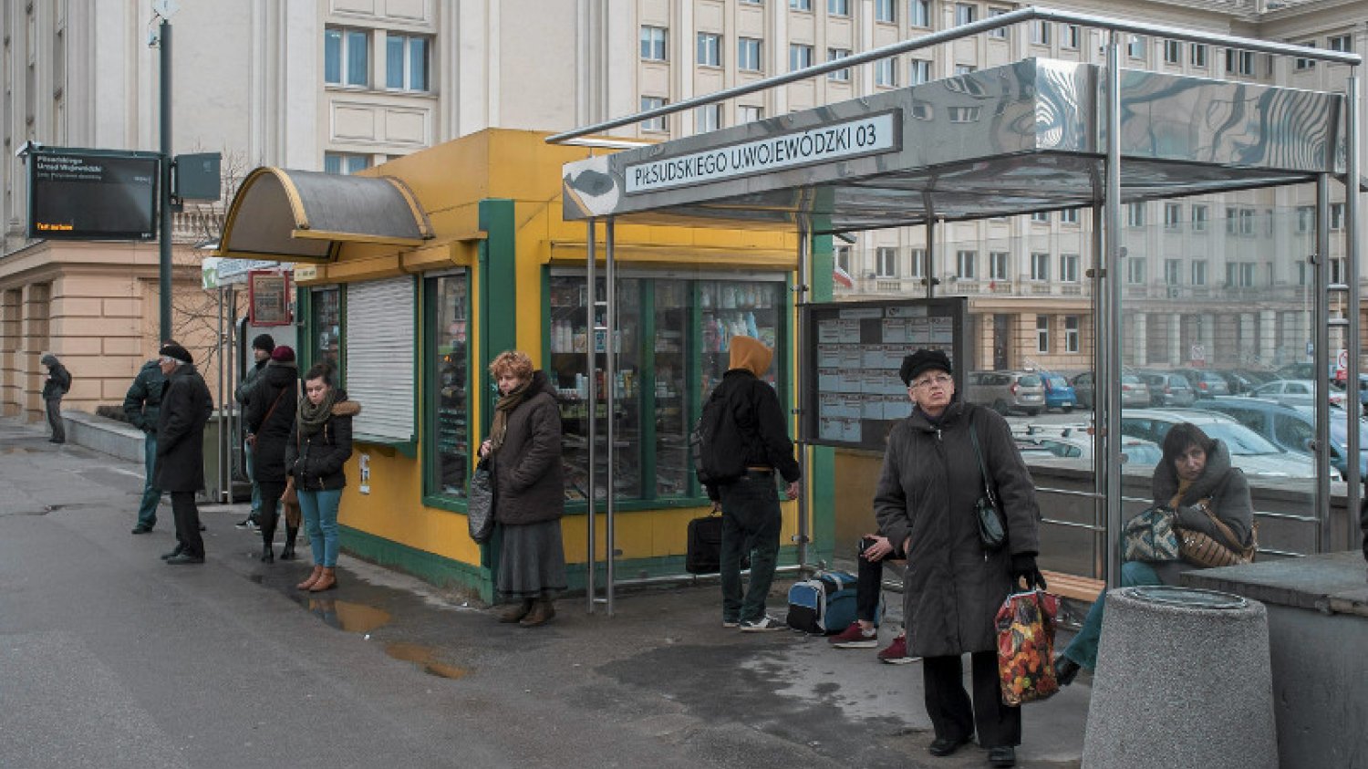 Rzeszów, montaż promienników ciepła w przystanku MPK Urząd Wojewódzki.