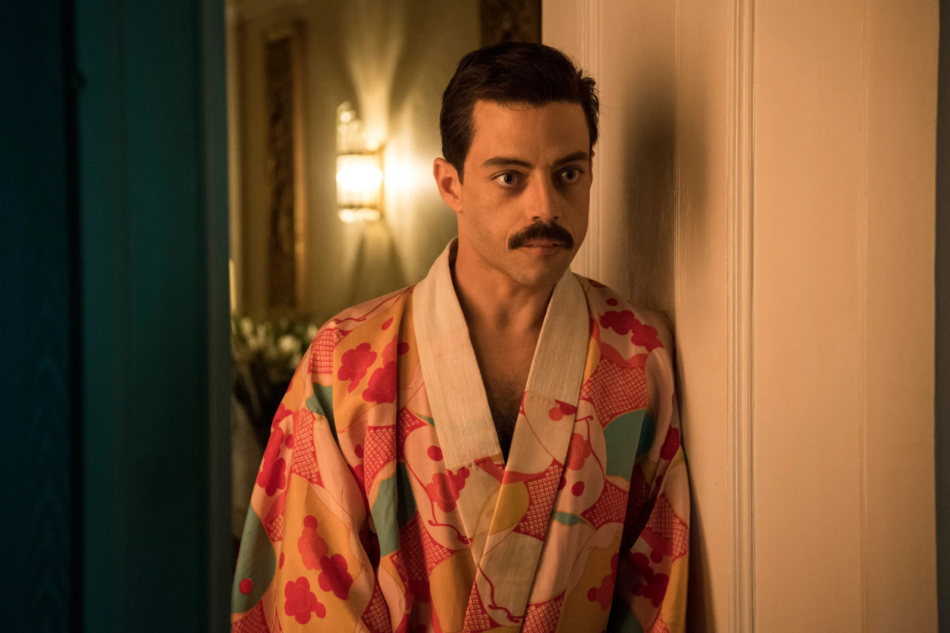 Z filmu dowiemy się, że Freddie uwielbiał paradować w szlafrokach
