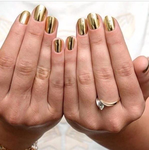 Naklejki Minx Nails są najlepsze do wyczarowania lustrzanego złota na płytce paznokcia. Efekt - totalny. W połączeniu z dżinsami i skórzaną kurtką wyglądają rockowo.