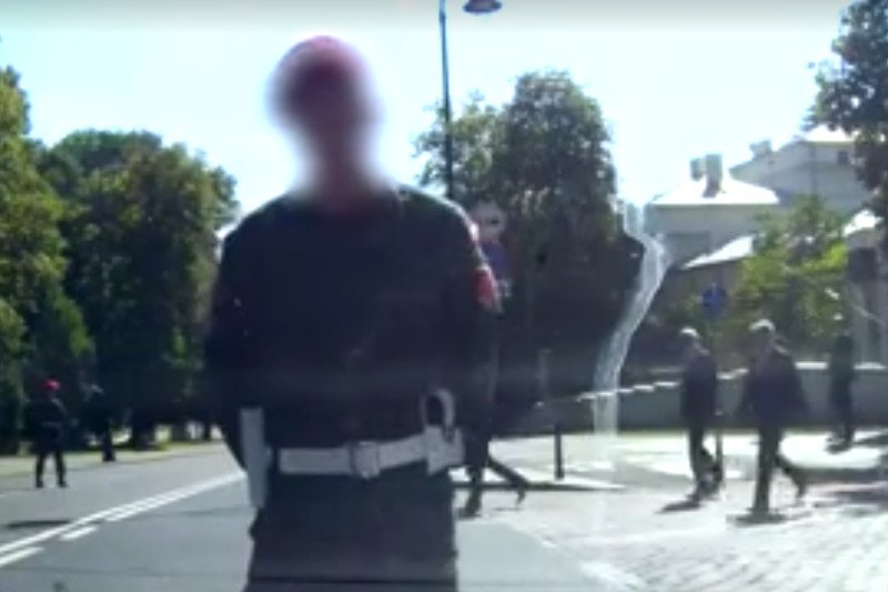 To już apogeum arogancji władzy! Żandarmeria zatrzymuje ruch samochodów, żeby Antoni Macierewicz przeszedł przez ulicę