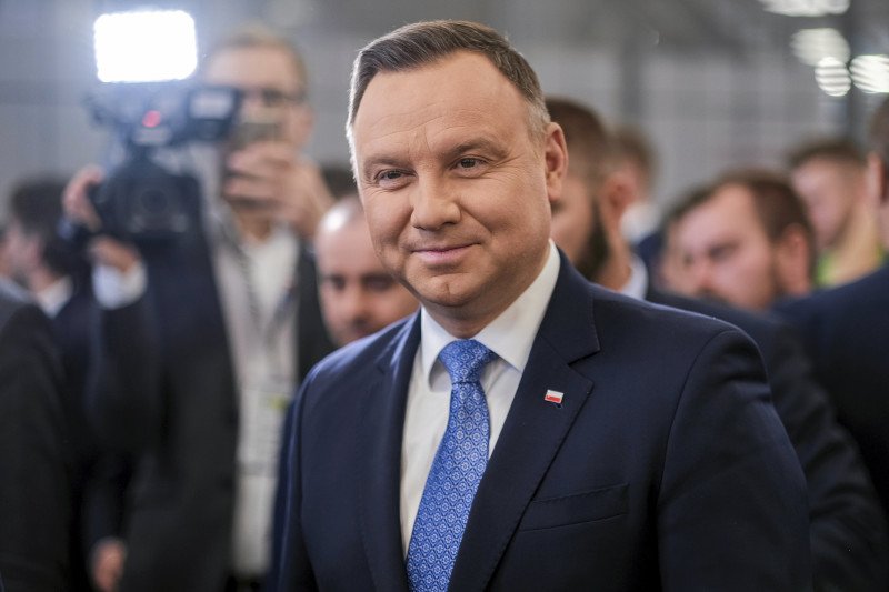 Andrzej Duda wygrywa we wczesnym sondażu.