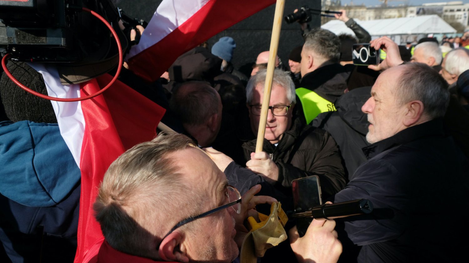 Awantura na miesięcznicy smoleńskiej. Doszło do przepychanek z politykami PiS