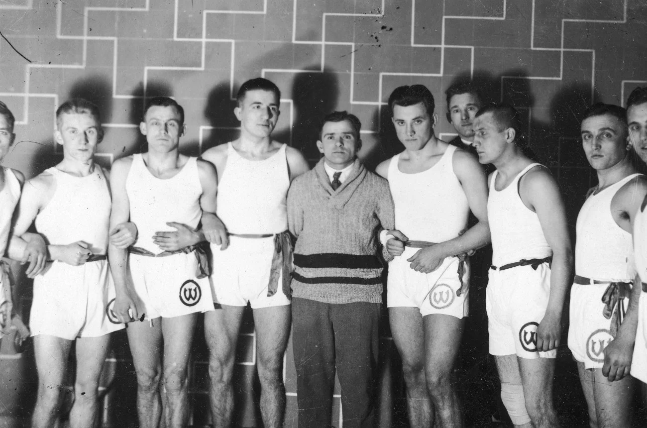 Bokserski zespół Warty Poznań na przełomie lat 20. i 30. XX wieku. W środku młody trener Feliks Stamm.