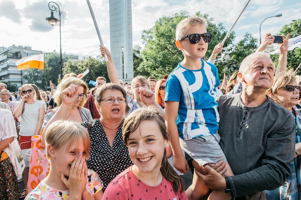 Warszawiacy protestujący przeciw zmianom w sądownictwie pod Sejmem w lipcu 2017