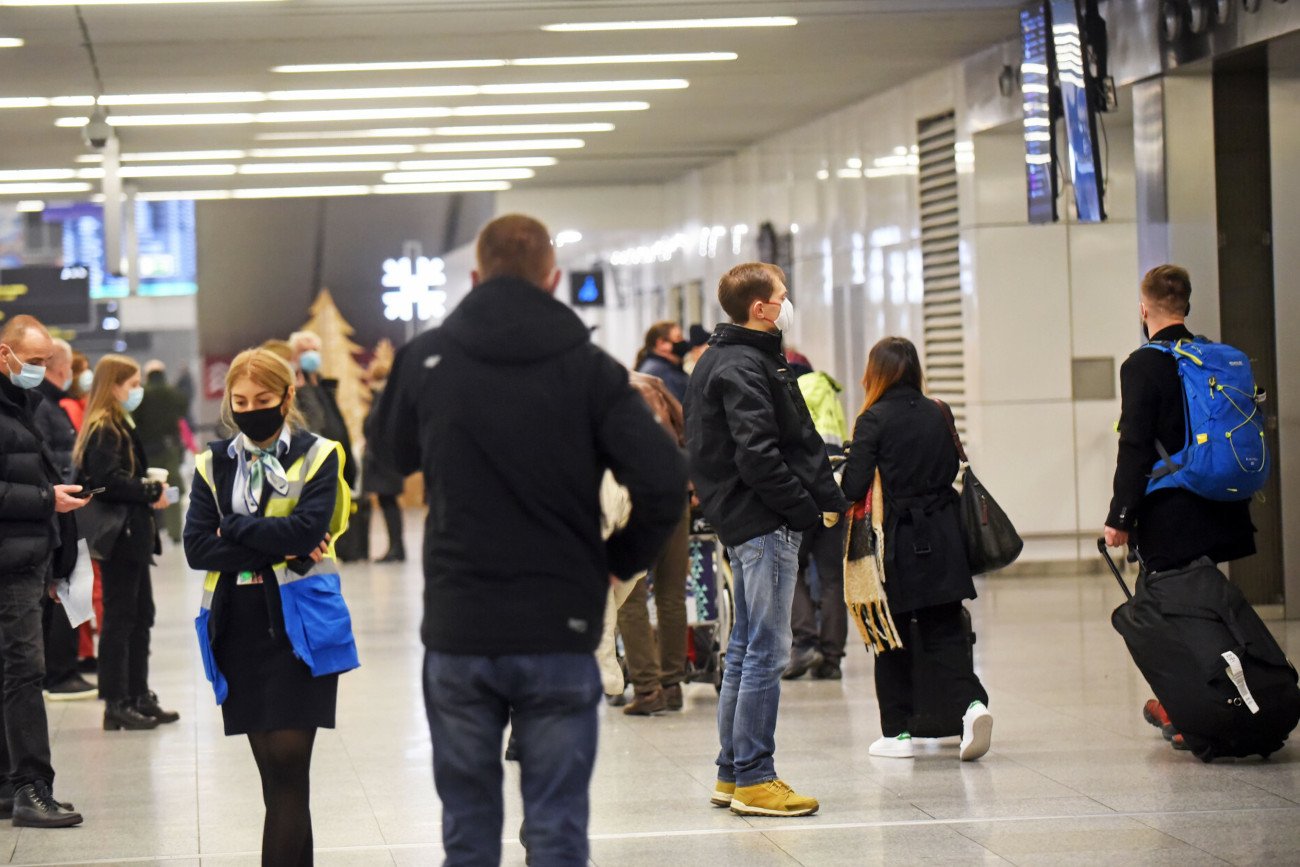 18 pasażerów lotu z Johannesburga zakażonych wariantem Omikron.