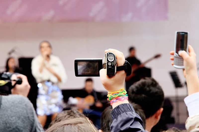 Przeżyj to sam, a może zarejestruj. Dylemat na każdym koncercie