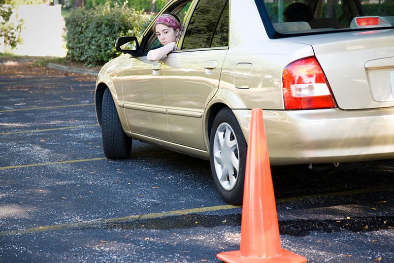 Brytyjskie badania: kobiety parkują gorzej od mężczyzn.