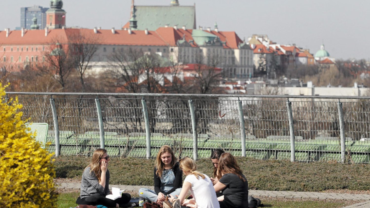 Lepiej wykształceni żyją zdecydowanie dłużej. Najnowsze badania pokazują, że nie chodzi tylko o kilka lat
