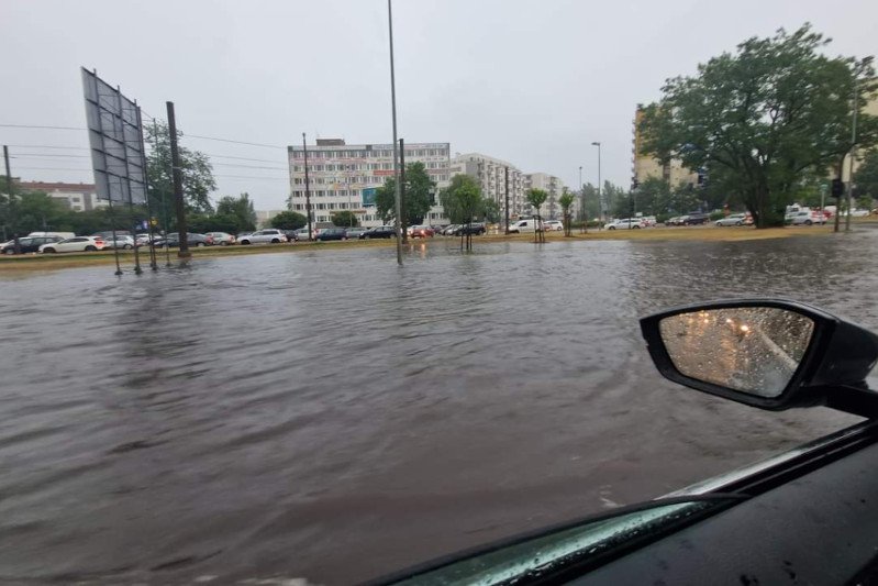Szczecin sparaliżowany przez nawałnicę. "Na ulicach leżą powalone wygrodzenia oraz konary drzew"