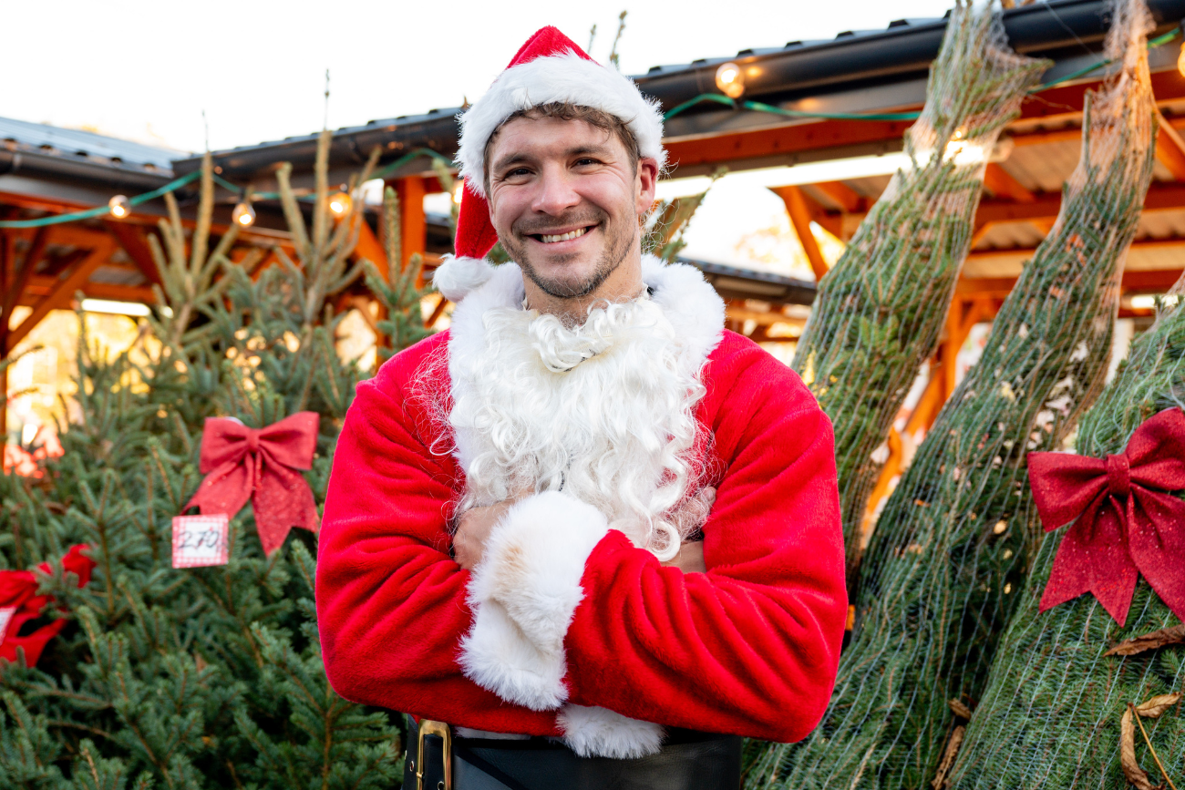 "Mikołaj na sygnale" to świąteczny film TVP. W obsadzie m.in. Mikołaj Roznerski jako Swięty Mikołaj Mikołaj Roznerski w "Mikołaju na sygnale", świątecznym filmie TVP