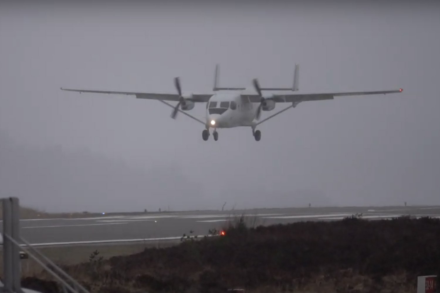 Samolot pasażerski w Rosji zniknął z radarów. Mógł wykonać tzw. “twarde lądowanie”.