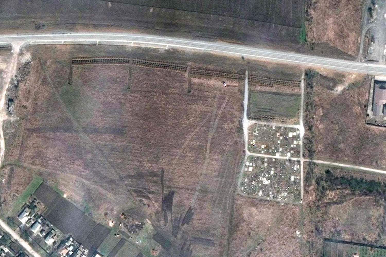 20 km od Mariupola Rosjanie wykopali masowy grób.