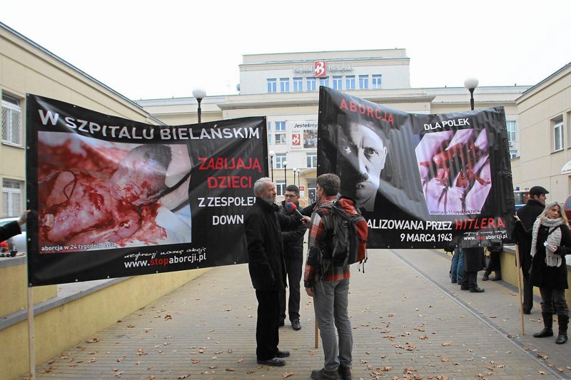 Protest pod Szpitalem Bielańskim