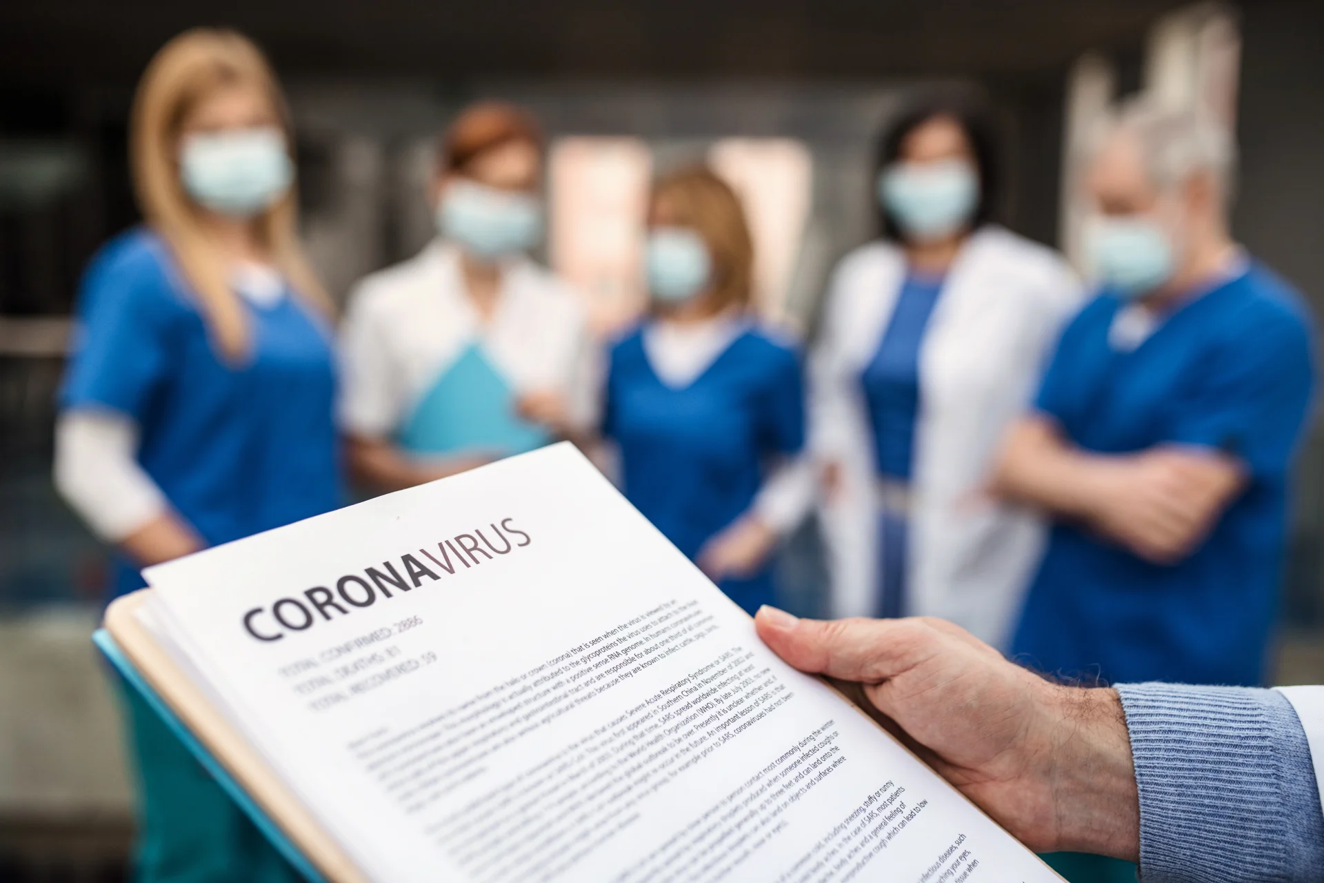 Naukowcom udało się ustalić, że koronavirus SARS-CoV-2 może przenosić się poprzez kał. Osoby, które nie myją rąk po załatwieniu się mogą łatwiej rozprzestrzenić wirusa na innych.