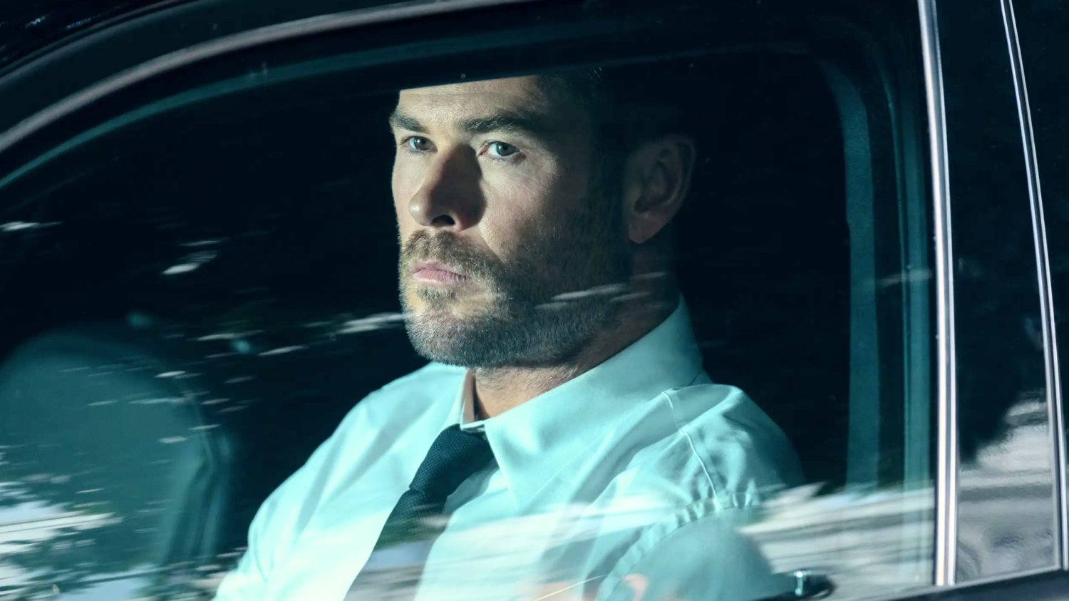 Głośny kryminał z Hemsworthem zaraz w streamingu. Zarobił mało, ale oceny ma bombowe Chris Hemsworth w filmie "Crime 101"