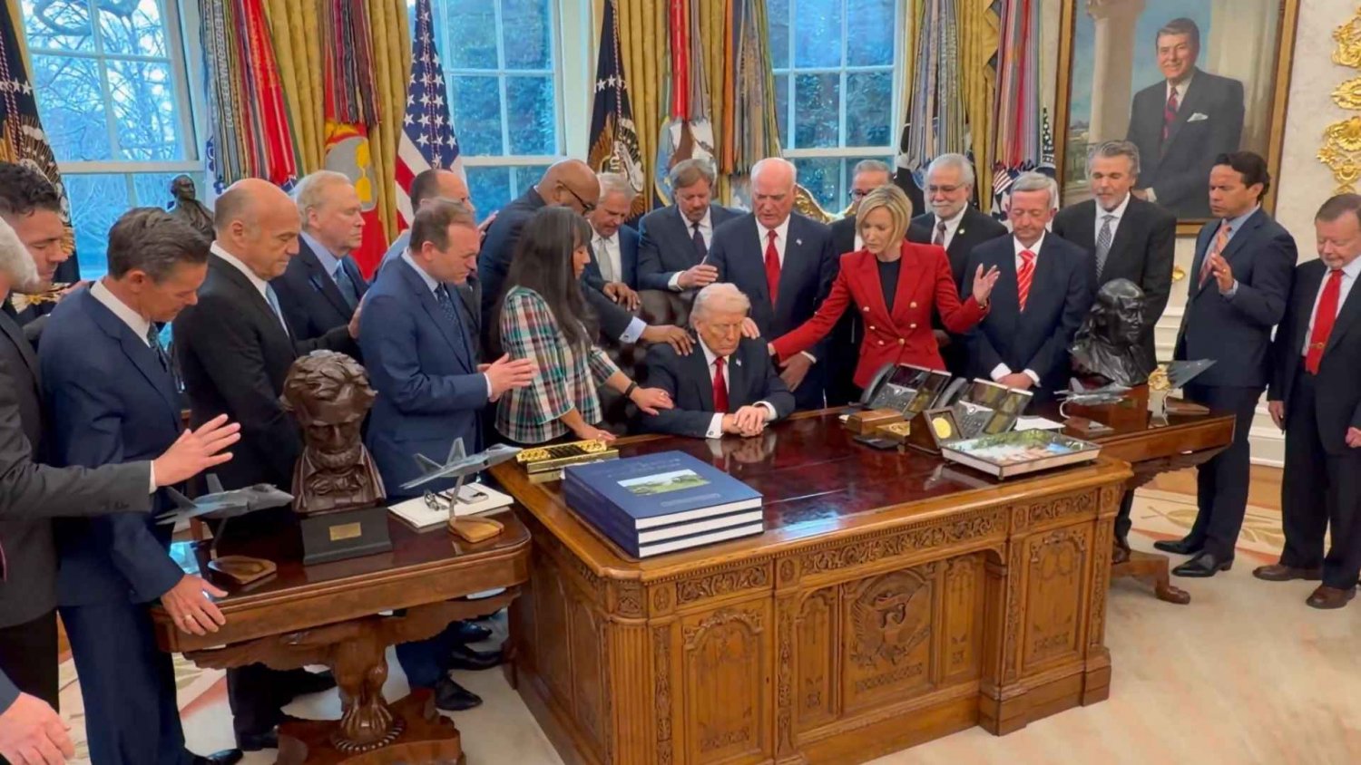 Trump niczym Jezus, dokoła apostołowie Białego Domu. Nie, to nie jest wideo z AI