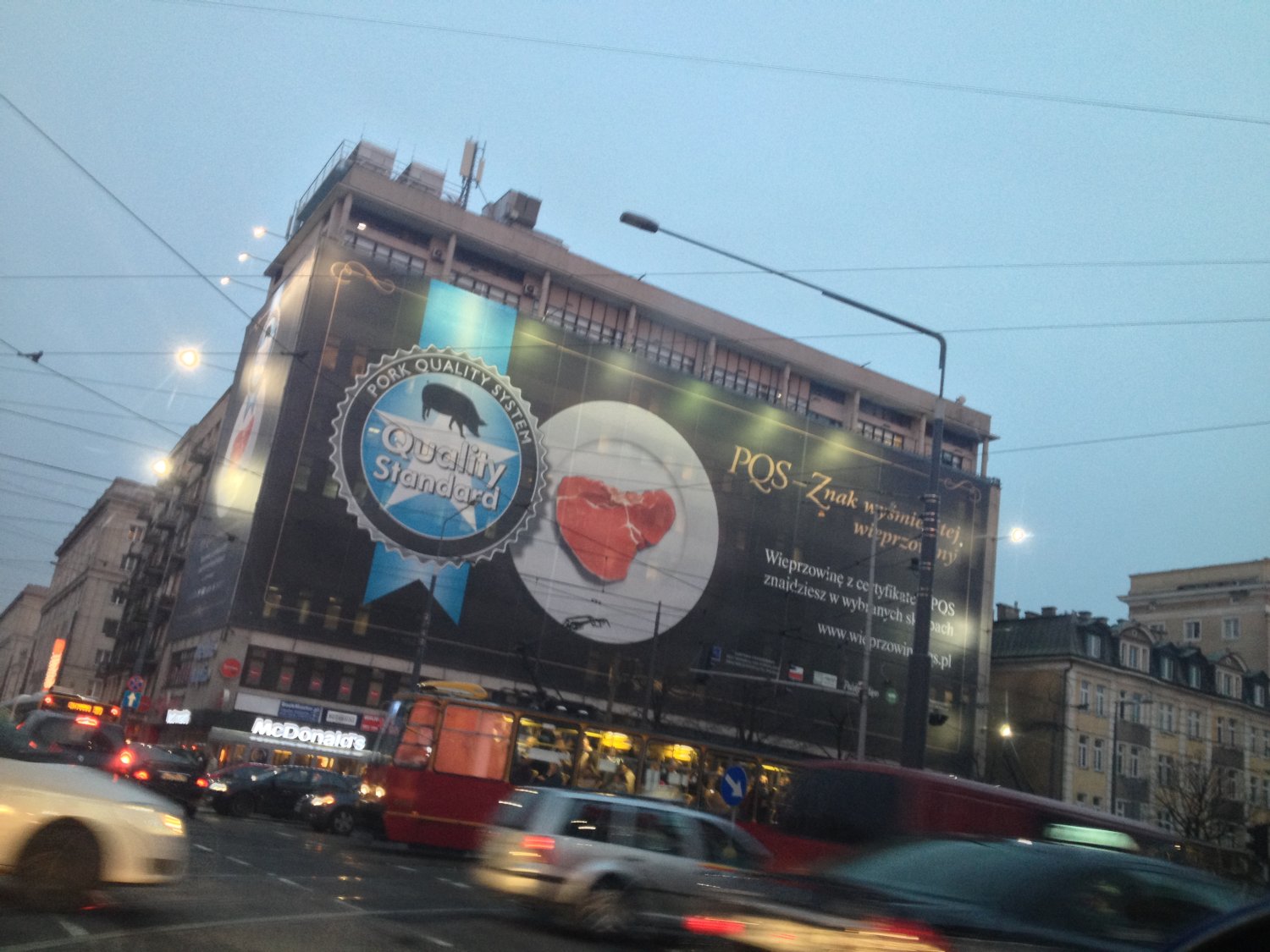 Gigantyczna reklama mięsa wieprzowego na budynku w Al. Jana Pawła II.