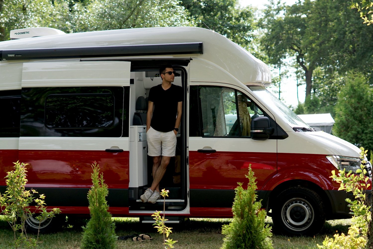 Grand California to dosłownie dom na kołach. Sprawdzi się na krótki, wypad jak i podczas długiej i wyczerpującej przygody w trasie.