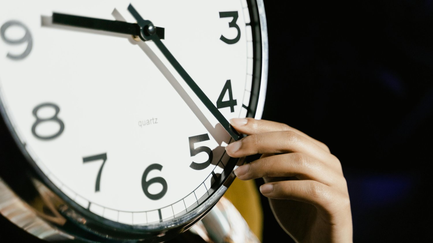 Kiedy zmiana czasu? Jeszcze w 2025 cofniemy zegarki Zmiana czasu 2025. Kiedy przestawiamy zegarki jesienią?