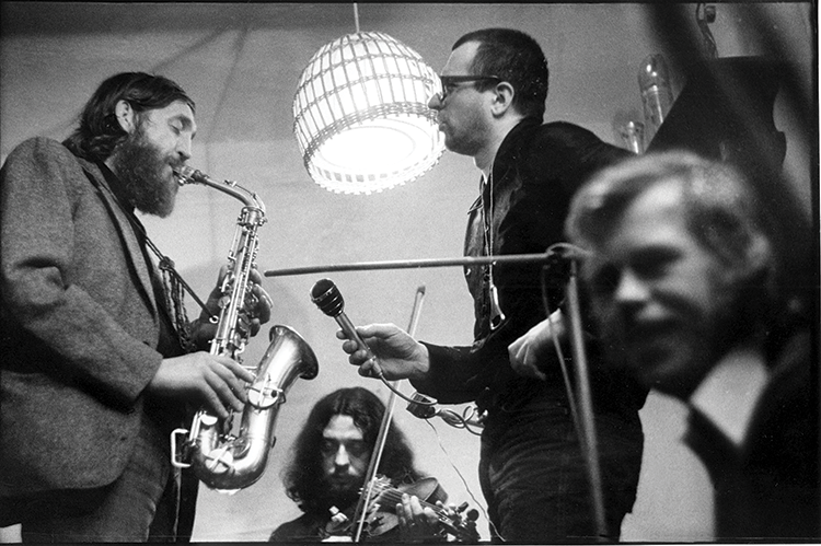 Plastic People i Havel w październiku 1977, w czasie jednego z festiwali kultury niezależnej. Hradczek