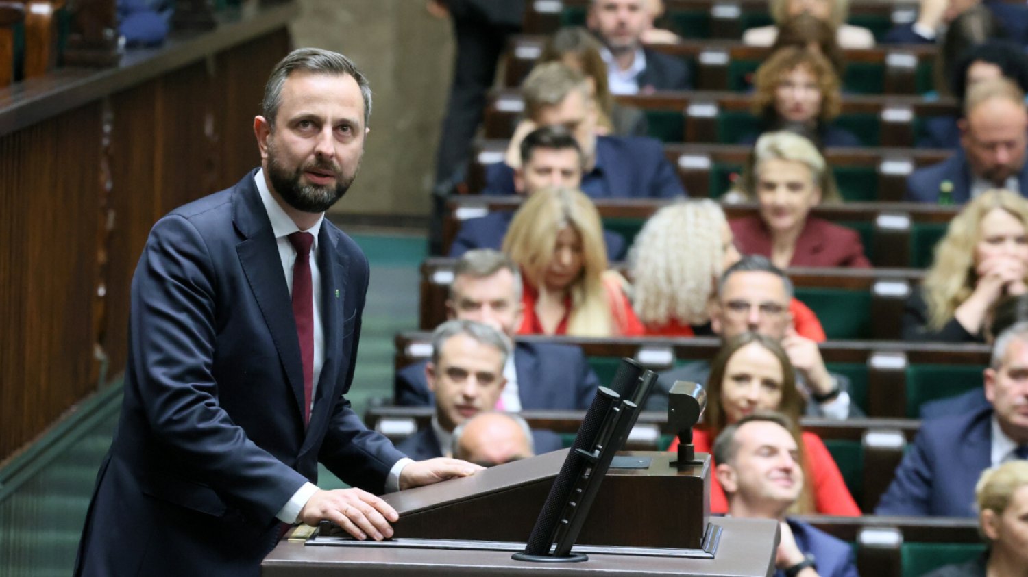 Sejm się zlaicyzował. Coraz mniej posłów przysięgało "na Boga"