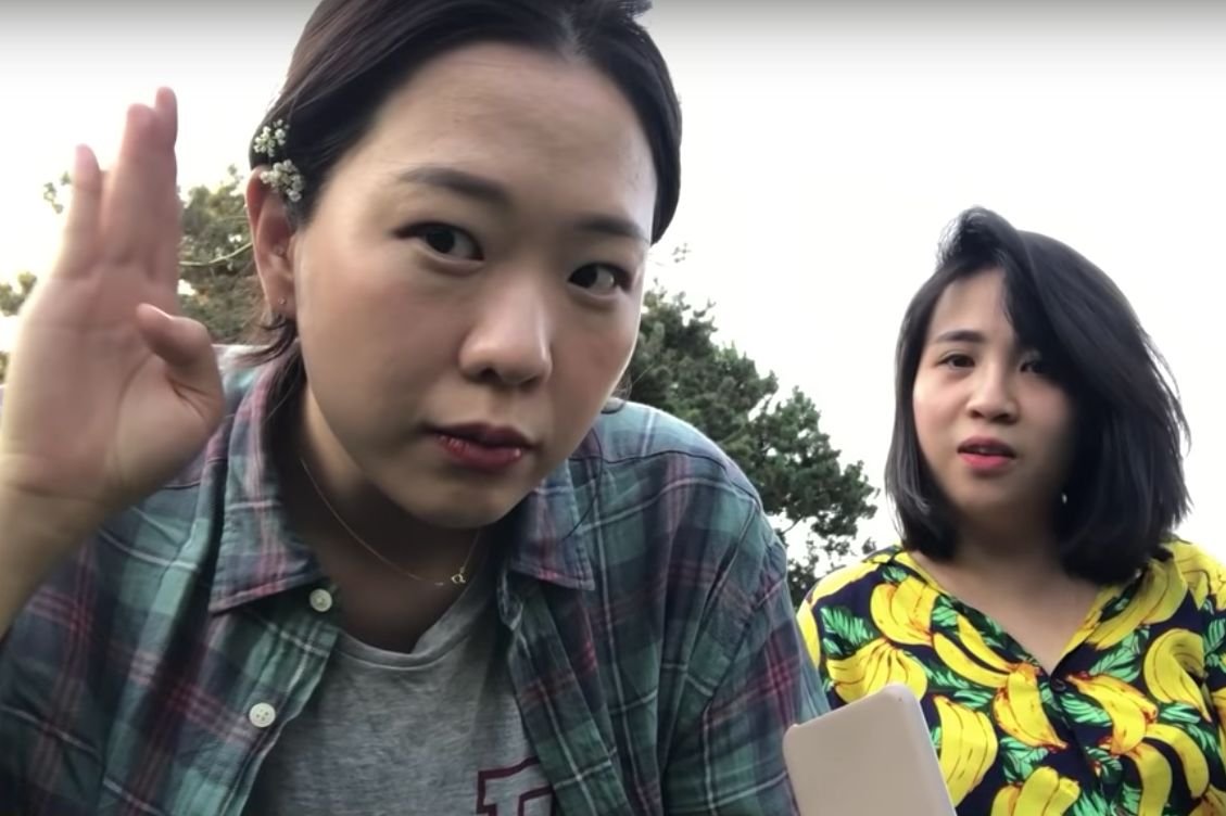 Kotube prowadzi kanał razem z koleżanka Aurą. Razem odkrywają Polskie jedzenie, muzykę i zwyczaje