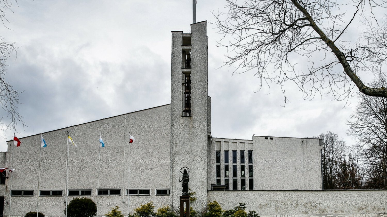 Tragiczny wypadek w Jelitkowie. Dwóch mężczyzn spadło z wysokości w trakcie wykonywania prac remontowych na terenie kościoła przy ul. Kaplicznej w Gdańsku.
