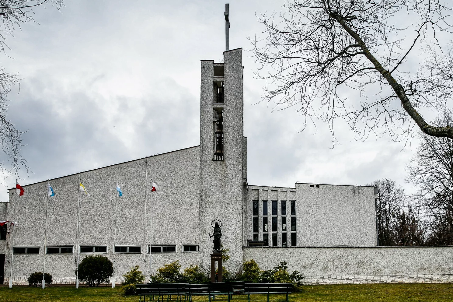 Tragiczny wypadek w Jelitkowie. Dwóch mężczyzn spadło z wysokości w trakcie wykonywania prac remontowych na terenie kościoła przy ul. Kaplicznej w Gdańsku.