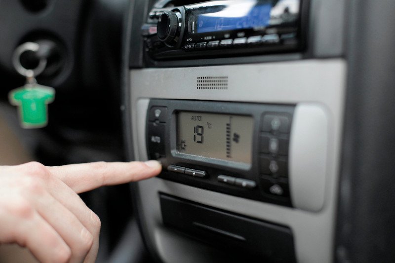 Zostawienie auta z włączoną klimatyzacją może zakończyć się mandatem.