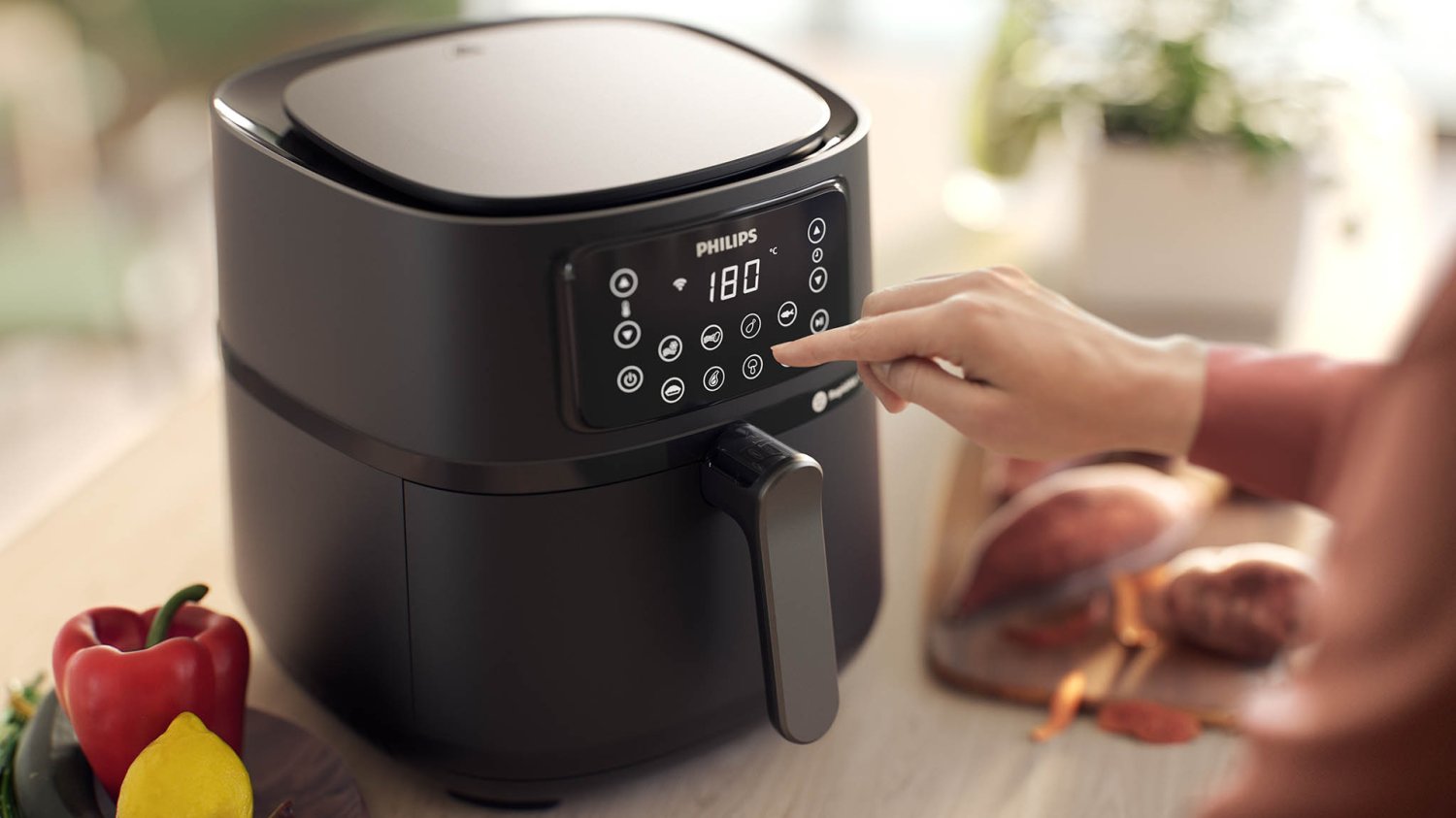 W ramach przedświątecznych promocji można kupić Air Fryer Philips Ovi XXL Connected HD 9285/96 w cenie obniżonej z 1000 zł na 700 zł w sieci Media Expert.