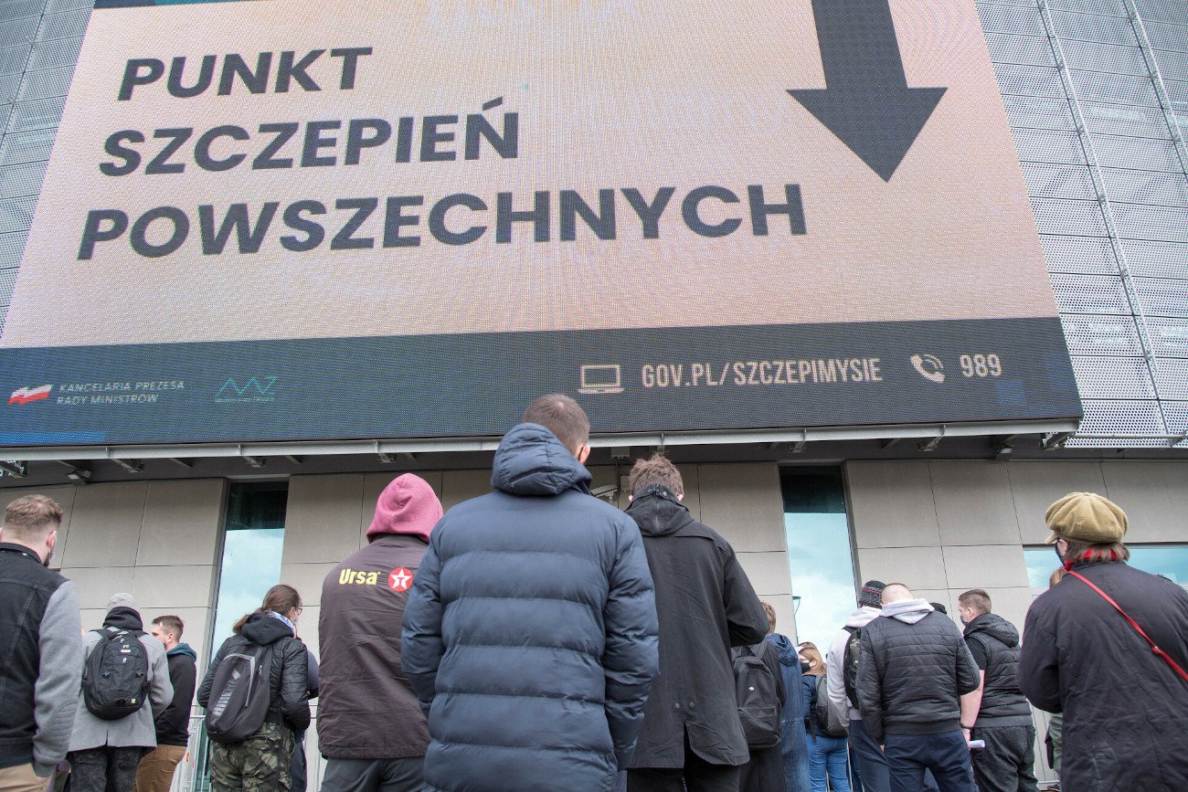 Ponad połowa Polaków deklaruje, że chce się zaszczepić trzecią dawką szczepionki przeciw COVID-19.