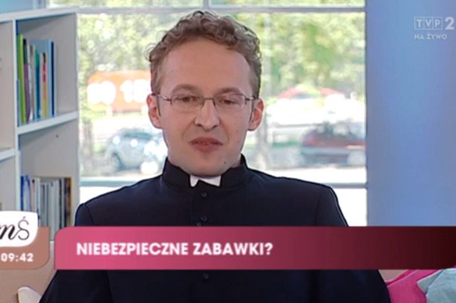 Ksiądz Sławomir Kostrzewa od dawna ostrzega rodziców przed niebezpiecznymi zabawkami