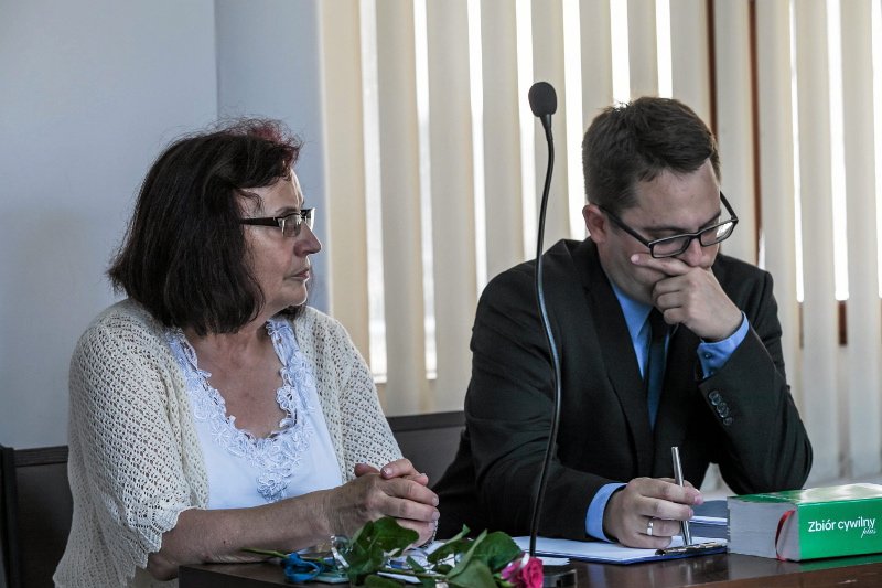 Była sołtys wsi Czarnowąsy wytoczyła proces wiceministrowi Patrykowi Jakiemu. Rozpraw odbyło się już kilka – polityk ani razu nie zaszczycił sądu swoją obecnością.