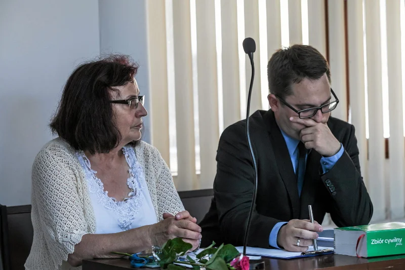 Była sołtys wsi Czarnowąsy wytoczyła proces wiceministrowi Patrykowi Jakiemu. Rozpraw odbyło się już kilka – polityk ani razu nie zaszczycił sądu swoją obecnością.