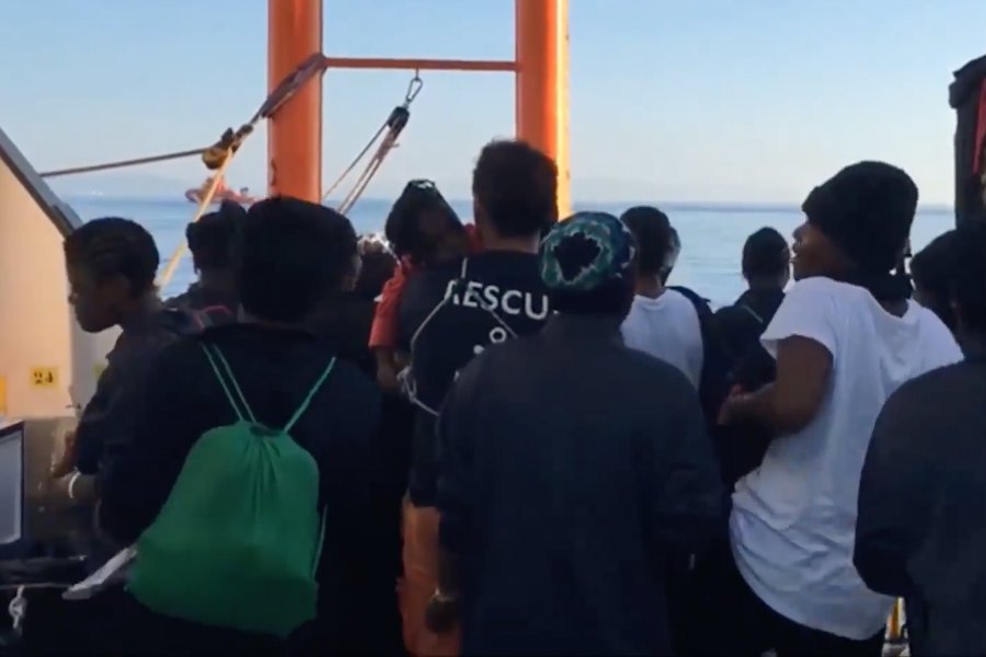 Migranci cieszą się po przycumowaniu Aquariusa do portu w Walencji.