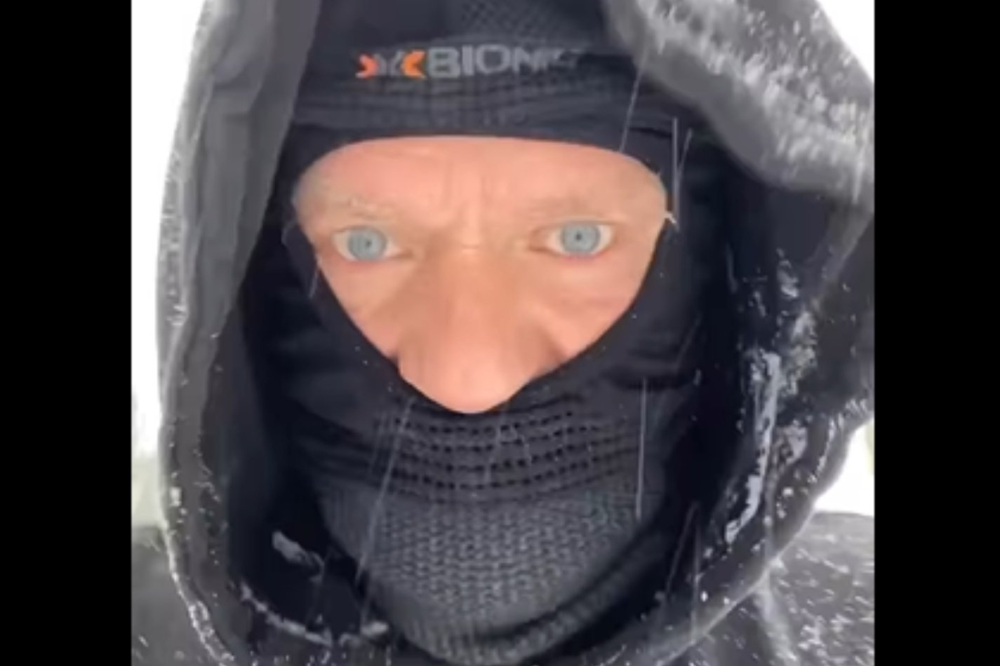 Donald Tusk biega podczas śnieżycy