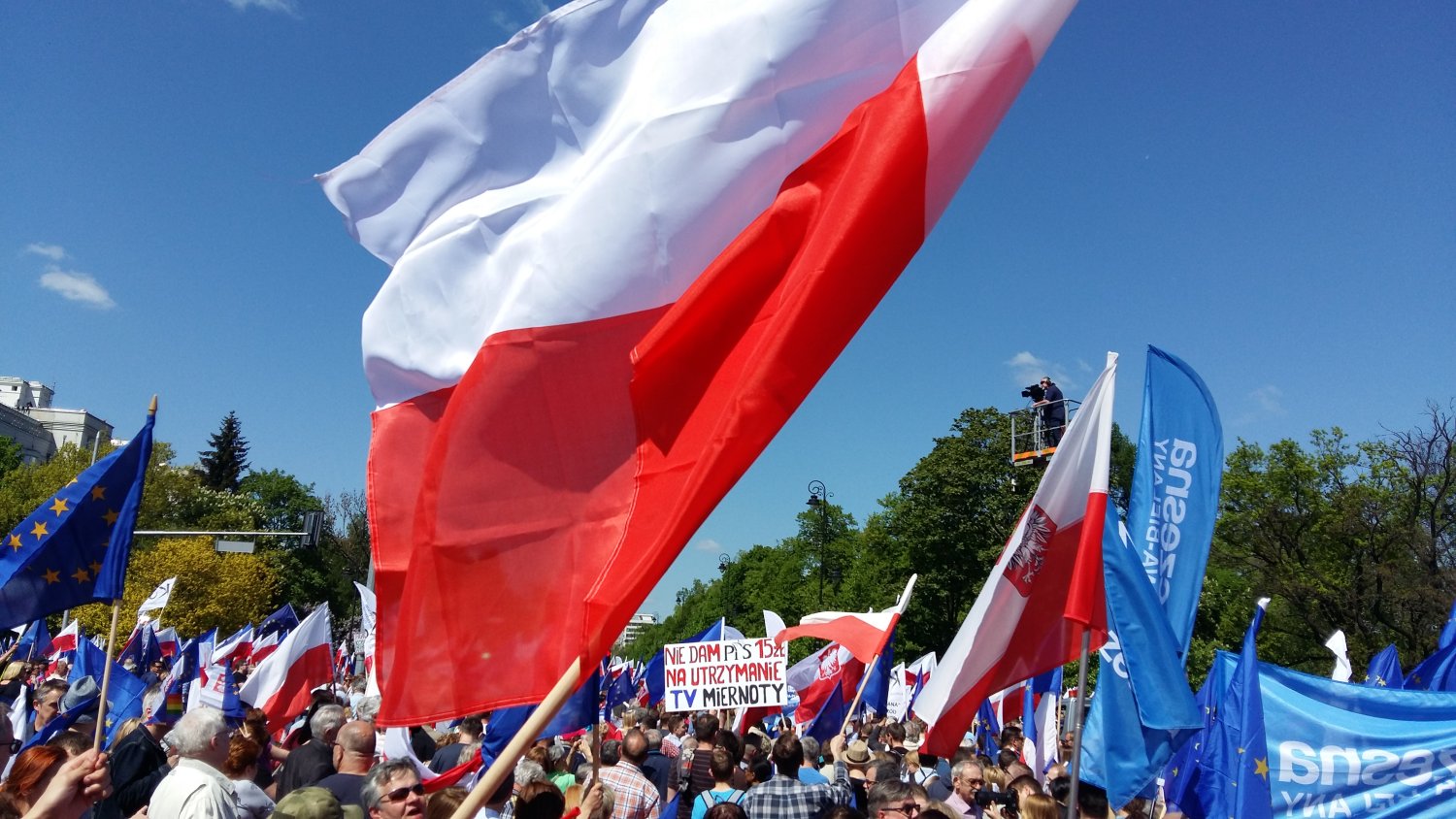 W ustawie nie ma zapisu o  pierwszeństwie do organizacji manifestacji dla przedstawicieli władz publicznych oraz Kościołów i związków wyznaniowych.