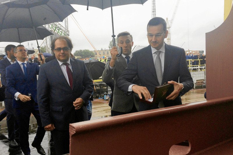 2017 r. – wicepremier w rządzie PiS Mateusz Morawiecki wbija nity podczas uroczystego położenia stępki pod prom dla PZB. "Ma to być początek "odbudowy przemysłu okrętowego w Szczecinie. Jednostka ma być zwodowana w 2019 roku" – brzmi podpis pod zdjęciem w