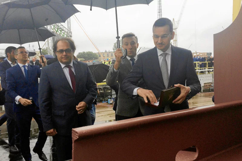 2017 r. – wicepremier w rządzie PiS Mateusz Morawiecki wbija nity podczas uroczystego położenia stępki pod prom dla PZB. "Ma to być początek "odbudowy przemysłu okrętowego w Szczecinie. Jednostka ma być zwodowana w 2019 roku" – brzmi podpis pod zdjęciem w