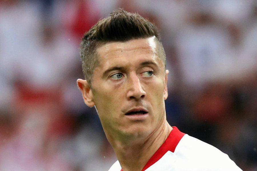 Robert w pierwszej połowie meczu z Czechami był całkowicie odcięty od podań.