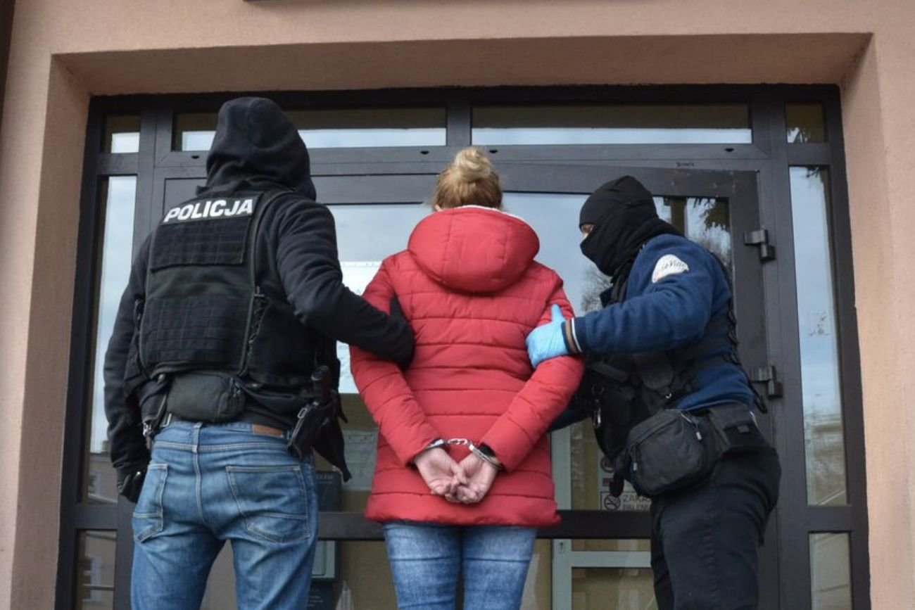 Fałszywe certyfikaty covidowe. Policja zatrzymała sześć osób.