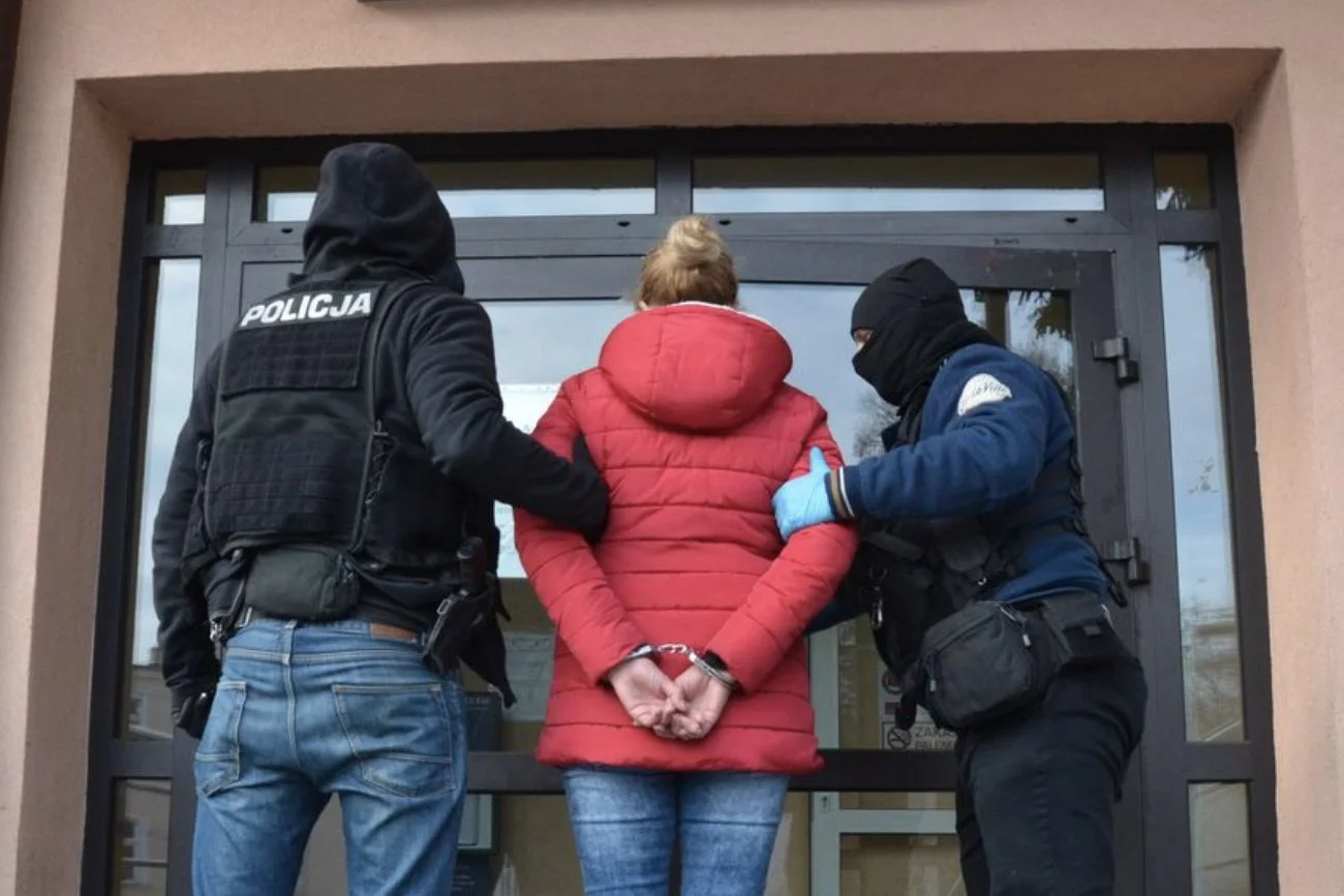 Fałszywe certyfikaty covidowe. Policja zatrzymała sześć osób.