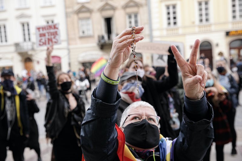 Babcia Kasia z grupy Polskie Babcie mówi naTemat, dlaczego protestuje na Strajku Kobiet mimo, że policja pałuje i gazuje kobiety.
