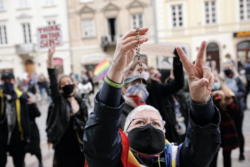 Babcia Kasia z grupy Polskie Babcie mówi naTemat, dlaczego protestuje na Strajku Kobiet mimo, że policja pałuje i gazuje kobiety.